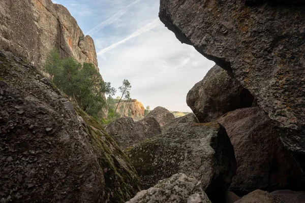Piedras Apiladas Sobre Cueva Del Oso Gulch Parque Nacional Pináculos — Foto de Stock