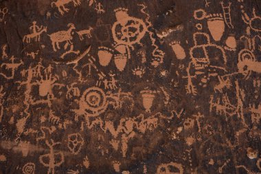 Canyonlands Ulusal Parkı 'ndaki Gazete Kayası' nın Duvarındaki Petrogliflerin Kapanışı