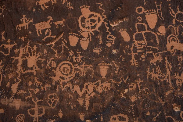 Close Petroglyphs Wall Newspaper Rock Canyonlands National Park — Stok fotoğraf