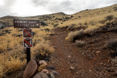 Fremont Gorge Patika İşareti, Capitol Resifi Ulusal Parkı 'nda yürüyüş başladı