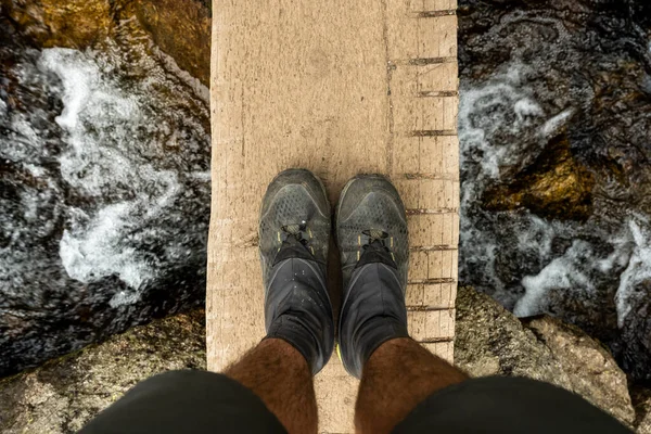 Blick Auf Schmutzige Wanderschuhe Auf Holzbrücke Rocky Mountain Nationalpark — Stockfoto