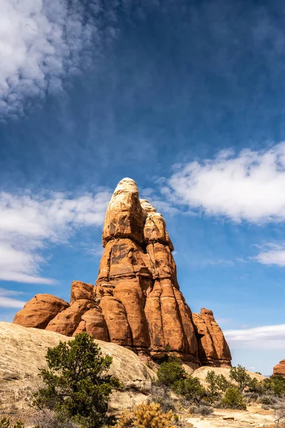 Kanyonlar Ulusal Parkı 'nda Mavi Gökteki İnce Bulutların Altında Tek Bir Hoodoo Duruyor