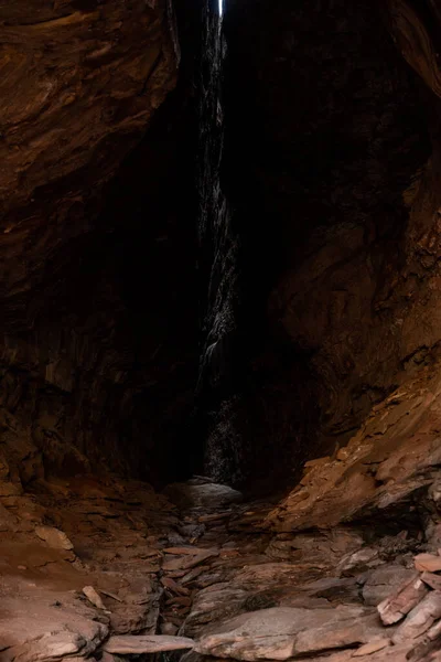 Shaft Light Bricht Durch Einen Schmalen Riss Einer Höhlendecke Canyonlands — Stockfoto