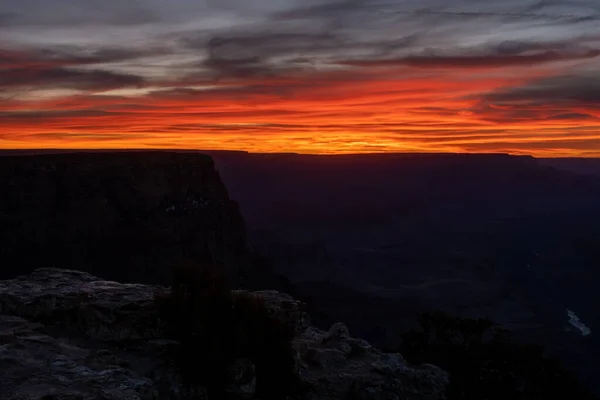 Strisce Luce Arancione Tra Nuvole Sul Bordo Sud Del Grande — Foto Stock