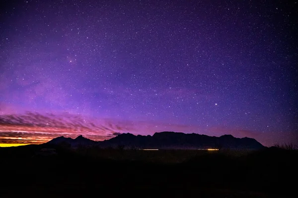 大弯国家公园的阳光 夜空下的车灯和奇索斯山脉 — 图库照片