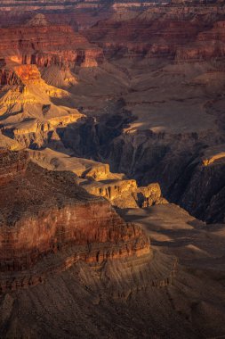 Büyük Kanyon 'daki Tonto Platosu' ndan Chasm düşüyor.