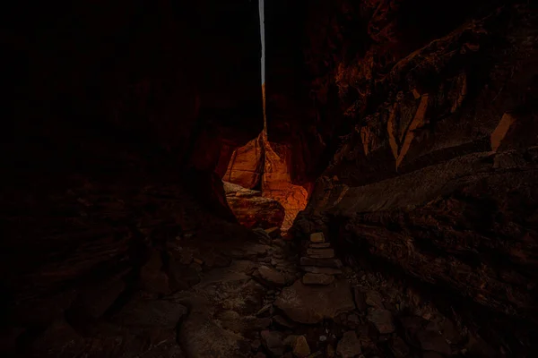 凯恩斯在国会大堡礁国家公园的尽头发现了一条通向温暖的太阳之岩的隧道 — 图库照片