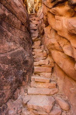 Yığılmış Taşlar Canyonlands Ulusal Parkı 'ndaki Dar Slot Kanyonundan Tırmandı