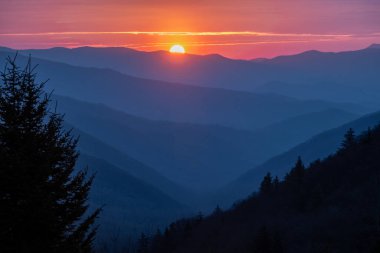 Great Smoky Dağları Ulusal Parkı 'ndaki Değirmen Bakış Alanı' ndan Güneş Yükseliyor