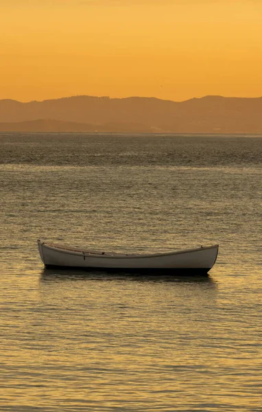 Ensamstående Båt Förtöjd San Francisco Bay Vid Soluppgången — Stockfoto