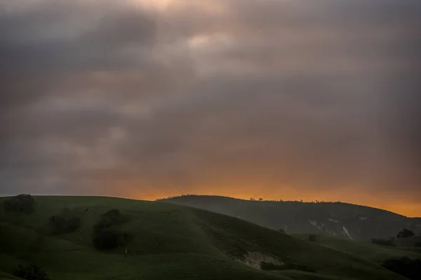 Raggi Del Sole Iniziano Mostrare Sopra Colline Della California Central — Foto Stock