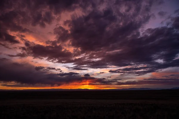 Purple Clouds Fan Out Sunset Colorado Field — Stock fotografie