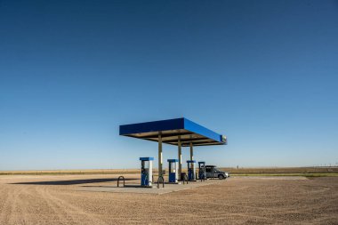 Batı Teksas, ABD: 26 Mayıs 2022: Teksas Ovalarındaki Küçük Benzin İstasyonu