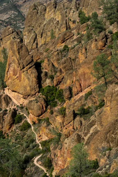 Trail Snakes Edge Cliffs Pinnacles National Park — Stock Fotó