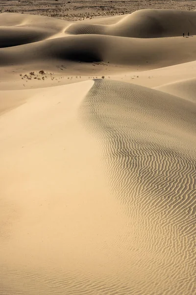 Two Hikers Distance Panamint Dunes Death Valley National Park — Stock Photo, Image