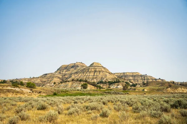 Badlands Formation Rises Out Grassy Prairie Theodore Roosevelt National Park — Stok fotoğraf