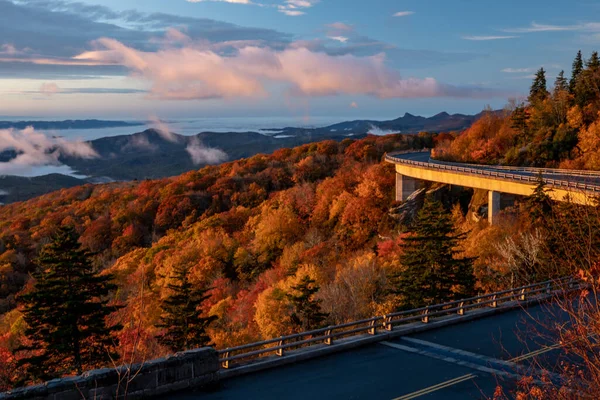 Fall Colors Pink Clouds Linn Cove Viaduct Blue Ridge Parkway — Stock Photo, Image