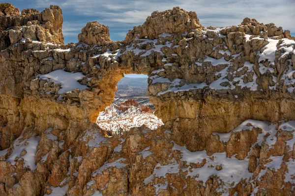 Голуби Можна Побачити Через Арковий Віконце Засніженої Стіни Національному Парку — стокове фото