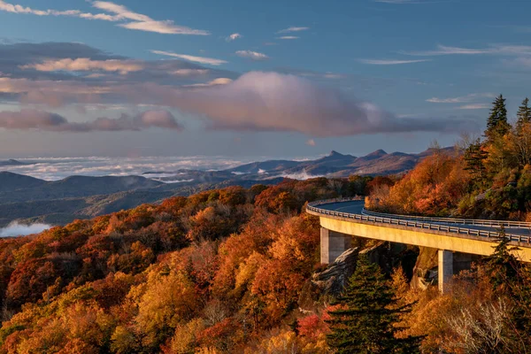 Linn Cove Viaduct Curves Fall Trees Blue Ridge Parkway — Foto de Stock