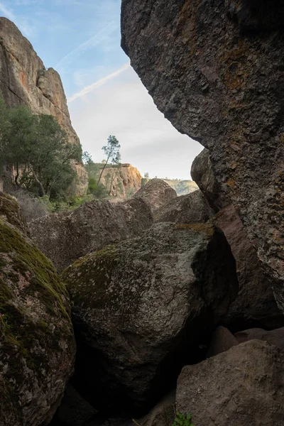 Moss Growing Boulder Pile Bear Gulch Cave Pinnacles National Park — стокове фото
