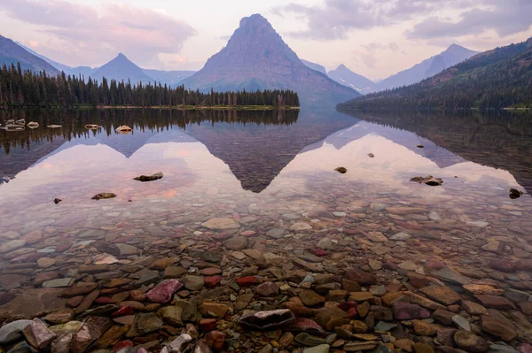 Multicolored Rocks Shallow Waters Two Medicine Lake Glacier National Park — Stockfoto