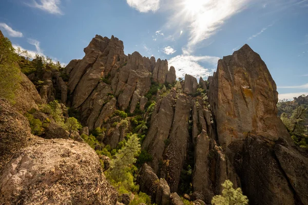 Narrow Fin Formations Stacked Together Pinnacles National Park — Fotografia de Stock