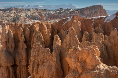Açık bir günde Bryce Canyon Amfi Tiyatrosu 'nda Parçalanmış Serseriler