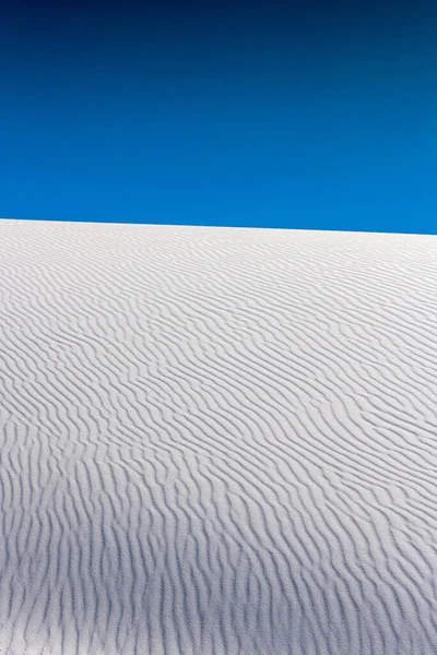Detail Rippling Sand Dune Zit Ongerepte Gebruiker Een Diepe Blauwe — Stockfoto