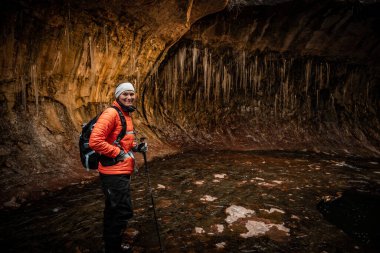 Mutlu Yürüyüşçü, Zion Ulusal Parkı 'ndaki Buz Sarkıtı Kaplı Metro Kanyonunda Durdu