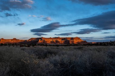Günün son ışığı Kanyonlardaki Şırıngalarda Ahşap Şov Kemeri oluşumuna çarpar