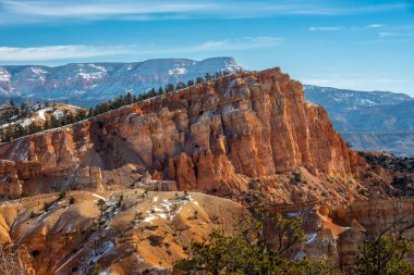 Rock Mesa, Bryce Kanyonu Milli Parkı 'nda Gökyüzüne doğru Bastı