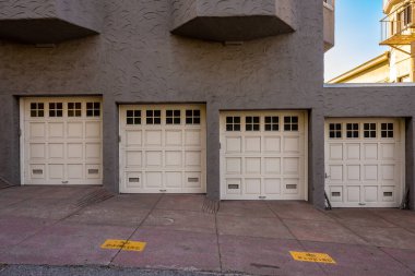 Stucco Binası. San Francisco 'da Dört Garaj Kapısı Aşağı İniyor.