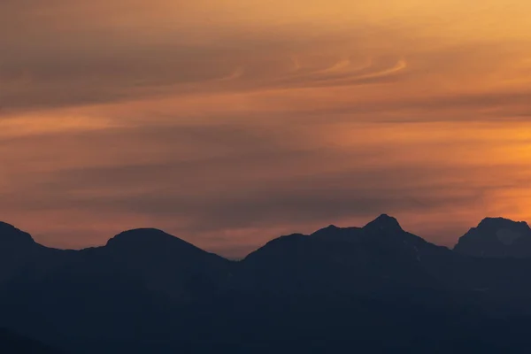 Силуэт Западный Хребет Вишневыми Облаками Над Ледником Национальный Парк — стоковое фото