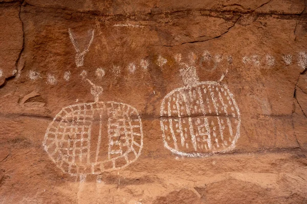Two Shield Pictographs Peekaboo Spring — Stock Photo, Image