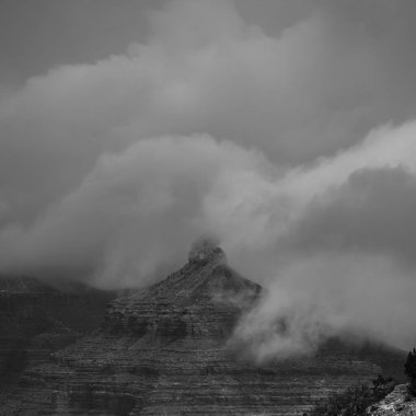 Kış fırtınası sırasında Grand Canyon Ulusal Parkı 'nda Bulutlar Piramidin Üzerine Çullandı