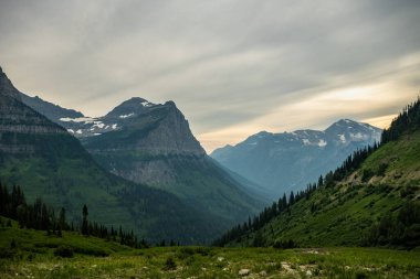 Buzul Ulusal Parkı 'ndaki Logan Geçidi' nin hemen altındaki vadiye bakıyorum.