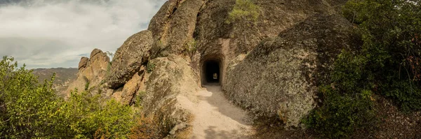 Panorama Trail Leading Tunnel Pinnacles National Park — стокове фото