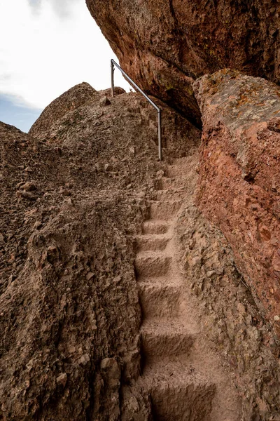Лестница Высечена Скале Тропе Высоких Пиков Национальном Парке Пиннаклс — стоковое фото