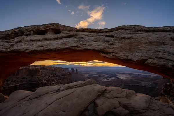 Soleil Commence Briser Horizon Encadré Par Mesa Arch Dans Parc — Photo