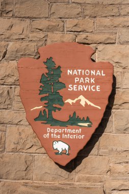 Taşlaşmış Orman Ulusal Parkı, Amerika Birleşik Devletleri: 11 Mart 2021: Taş Masoniye Duvarında Yaşlanmış Ulusal Park Tabelası