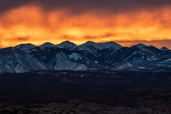 Warna Bright Morning Snow Covered Sal Mountains Arches National Park — Stok Foto