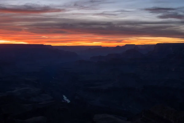 Światło Zanika Nad Horyzontem Wielkiego Kanionu Świecącą Rzeką Kolorado — Zdjęcie stockowe