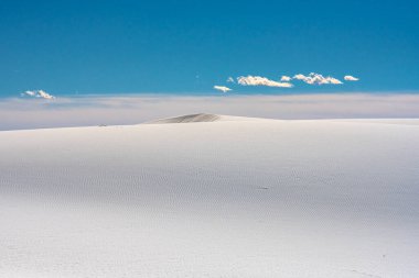Beyaz Kumlar Ulusal Parkı 'ndaki Kumlu Tepenin Üzerinde Bulutlu Tek Kum Yükseliyor