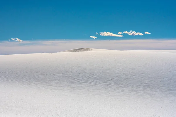 Una Sola Duna Levanta Con Nubes Sobre Arena Suave Hillside — Foto de Stock