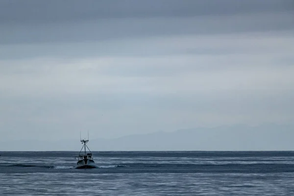 Malá Rybářská Loď Zřítila Přes Bořitele Santa Barbara Channel — Stock fotografie