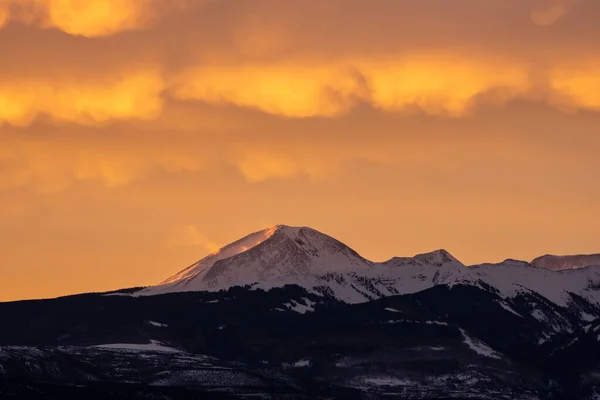 ユタ州中部のラ サル山脈の上に明るい黄色を吹く雲 — ストック写真