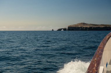 Channel Adaları Ulusal Parkı 'ndaki Anacapa Adası' nın Ucundaki Deniz Feneri ve Kemeri