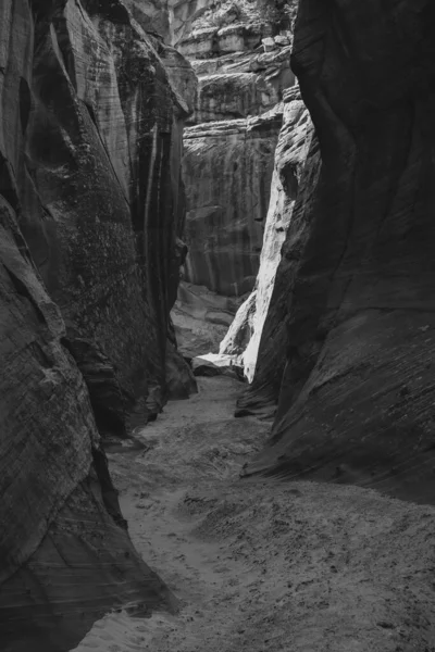 Light Creeps Corner Slot Canyon Black White Capitol Reef National — Stock Photo, Image