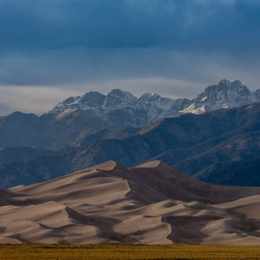 Great Sand Dunes Ulusal Parkı 'ndaki Kumulları ve Kahverengi Arazili Majestic Dağları