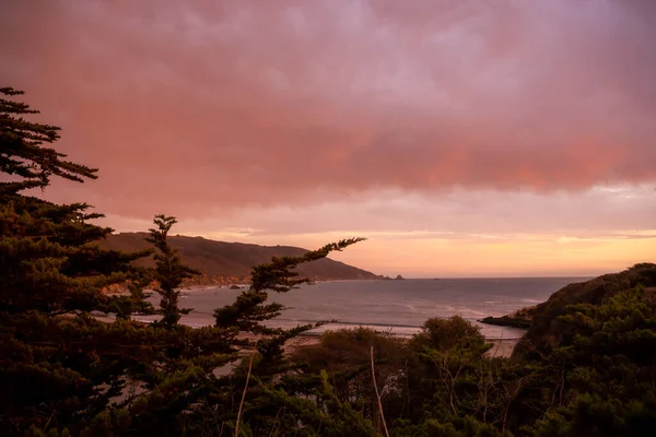 加利福尼亚大苏尔海岸日落处的Molera Point — 图库照片